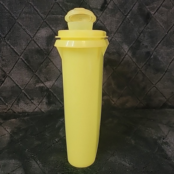 Vintage Tupperware Beverage Buddy Pitcher 1 Qt w Lid Yellow 792 793 - Picture 2 of 11